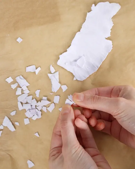 Ostern steht vor der Tür und falls du dieses Jahr Lust auf etwas Neues hast, hab ich was für dich: Ich habe moderne Terrazzo Ostereier gebastelt! Ich liebe diesen Trend total, weil die Ergebnisse immer edel aussehen, egal ob mit knallig bunten oder dezenteren Terrazzo-Splittern. DIY Terrazzo Ostereier basteln: Osterdeko aus Modelliermasse - terrazzo splitter aus modelliermasse selber machen 7