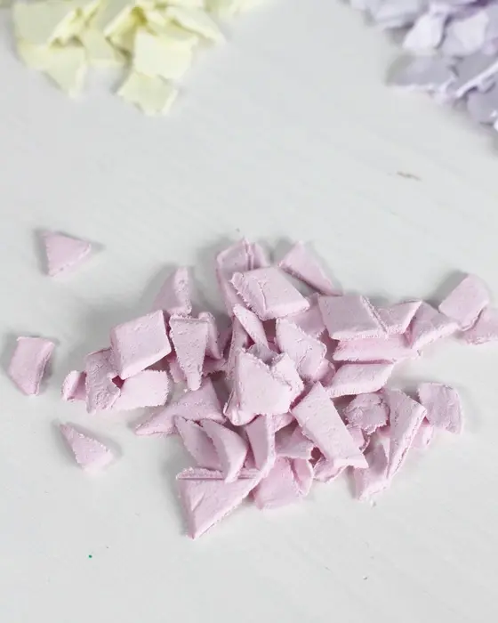 Ostern steht vor der Tür und falls du dieses Jahr Lust auf etwas Neues hast, hab ich was für dich: Ich habe moderne Terrazzo Ostereier gebastelt! Ich liebe diesen Trend total, weil die Ergebnisse immer edel aussehen, egal ob mit knallig bunten oder dezenteren Terrazzo-Splittern. DIY Terrazzo Ostereier basteln: Osterdeko aus Modelliermasse - terrazzo splitter aus modelliermasse selber machen 8