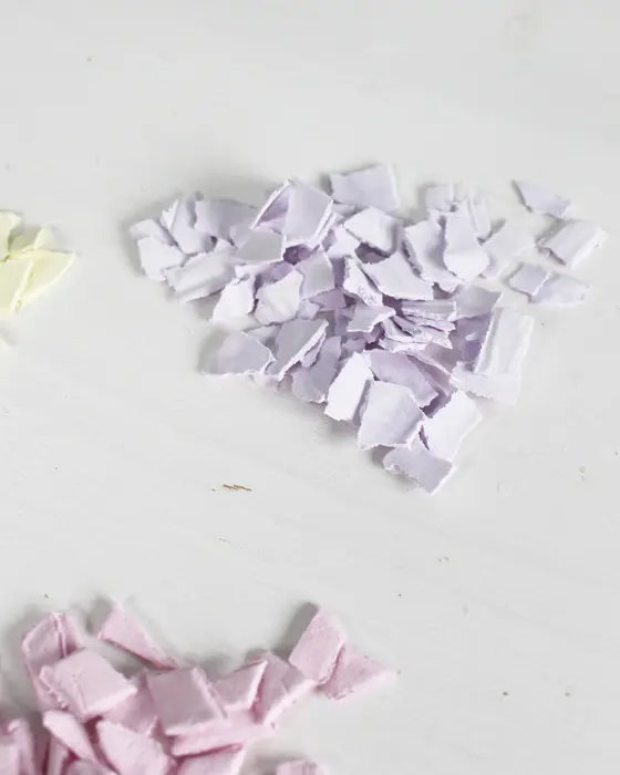 Ostern steht vor der Tür und falls du dieses Jahr Lust auf etwas Neues hast, hab ich was für dich: Ich habe moderne Terrazzo Ostereier gebastelt! Ich liebe diesen Trend total, weil die Ergebnisse immer edel aussehen, egal ob mit knallig bunten oder dezenteren Terrazzo-Splittern. DIY Terrazzo Ostereier basteln: Osterdeko aus Modelliermasse - terrazzo splitter aus modelliermasse selber machen 9