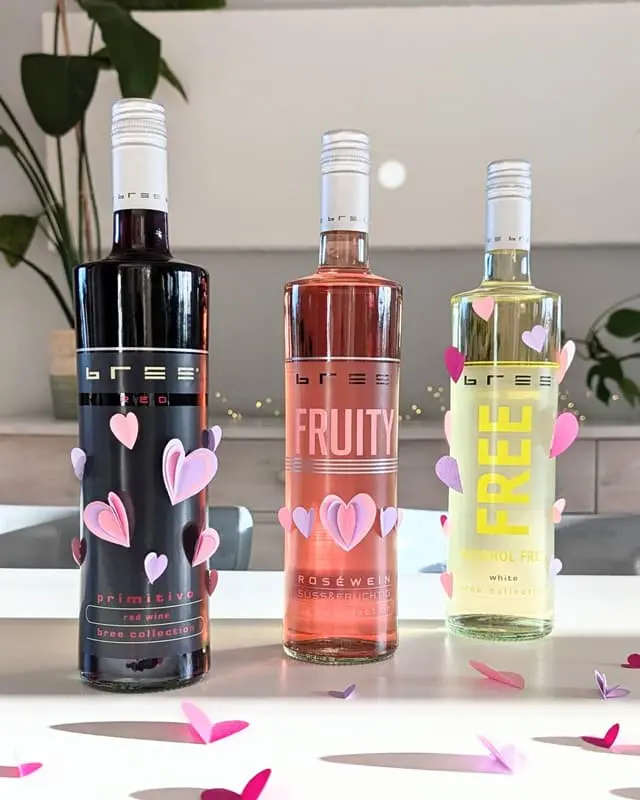 Hier kannst du dir meine selbst erstellten Bastelvorlagen als PDF-Datei runterladen. Du kannst die Downloaddateien zum Basteln oder zum Verschönern von Geschenken nutzen. Diese Bastelvorlagen sind alle kostenlos. Die passenden Anleitungen zu den Vorlagen findest du auf meinem DIY Blog. Diese sind in den PDF-Dateien oder im Text immer verlinkt, sodass du diese schnell findest. Weinflaschen mit Herzchen aus Papier verziert