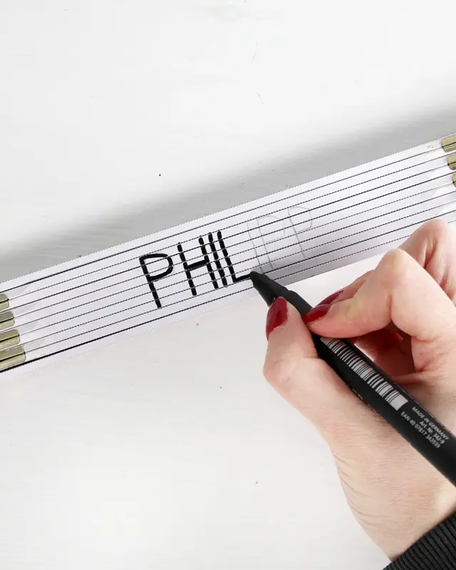 Geschenke für Männer basteln ist oft gar nicht so einfach – es soll persönlich sein, aber bloß nicht kitschig. In diesem Beitrag zeige ich dir 5 einfache und schlichte DIY-Ideen, die nützlich sind und garantiert nicht im Schrank verstauben: Vom personalisierten Werkzeug bis hin zur individuellen Fan-Art. Meine Ideen können z.B. zum Geburtstag, zu Weihnachten, zum Vatertag oder als kleine Aufmerksamkeit zwischendurch verschenkt werden. Auch wenn diese Ideen perfekt für Männer funktionieren, sind sie natürlich für alle geeignet, die sich über praktisches Zubehör und minimalistische Deko freuen! Geschenke für Geschenke für Männer basteln: 5 einfache DIY Ideen - zollstock mit namen beschriften 1