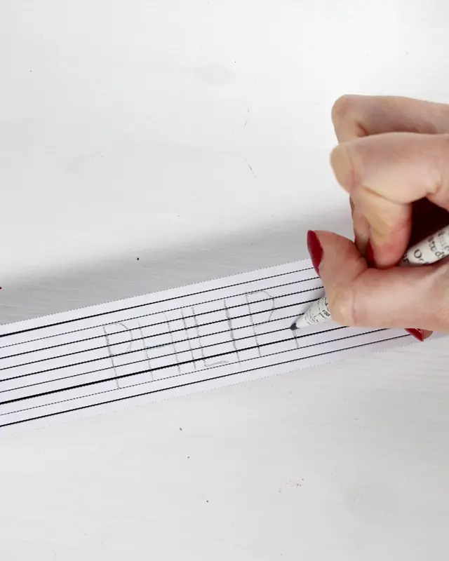 Du bist noch auf der Suche nach einem Geschenk zum Vatertag? Ich zeige dir 6 tolle Ideen, die sich auch noch Last Minute umsetzen lassen. Ich habe einige der Geschenke in den letzten Jahren bereits selber verschenkt und mein Vater hat sich sehr gefreut. Die meisten Ideen lassen sich auch gemeinsam mit Kindern umsetzen. Geschenk für Männer basteln - Zollstock mit Namen beschriften | Tinkerhome - Einfache DIYs für dein Zuhause