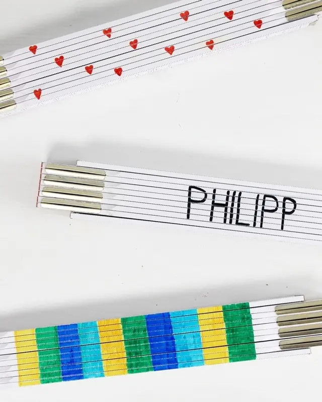 Geschenke für Männer basteln ist oft gar nicht so einfach – es soll persönlich sein, aber bloß nicht kitschig. In diesem Beitrag zeige ich dir 5 einfache und schlichte DIY-Ideen, die nützlich sind und garantiert nicht im Schrank verstauben: Vom personalisierten Werkzeug bis hin zur individuellen Fan-Art. Meine Ideen können z.B. zum Geburtstag, zu Weihnachten, zum Vatertag oder als kleine Aufmerksamkeit zwischendurch verschenkt werden. Auch wenn diese Ideen perfekt für Männer funktionieren, sind sie natürlich für alle geeignet, die sich über praktisches Zubehör und minimalistische Deko freuen! Zollstock personalisieren | Einfache DIYs für Zuhause