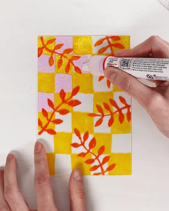 Du hast sie bestimmt schon mal gesehen: Diese stylischen, leuchtenden Acrylscheiben, die sofort ins Auge fallen. Das Beste daran ist, dass du diese leuchtenden Acrylbilder auch einfach selber machen kannst. Ein individuelles LED Acrylbild basteln ist nämlich viel einfacher, als es aussieht! LED Acrylbild basteln: 3 Kreative DIY Ideen auf Acrylglas - buntes led acrylbild mit windowcolor selbermachen 1