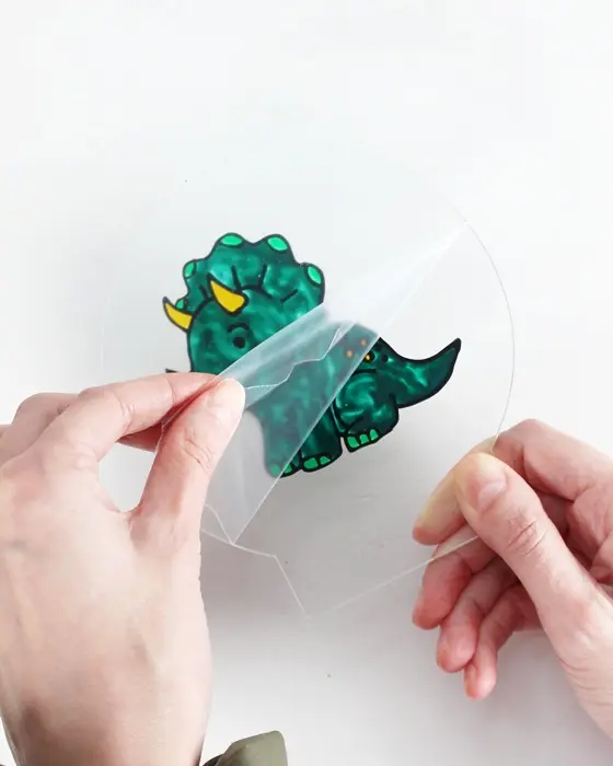 Du hast sie bestimmt schon mal gesehen: Diese stylischen, leuchtenden Acrylscheiben, die sofort ins Auge fallen. Das Beste daran ist, dass du diese leuchtenden Acrylbilder auch einfach selber machen kannst. Ein individuelles LED Acrylbild basteln ist nämlich viel einfacher, als es aussieht! LED Acrylbild basteln: 3 Kreative DIY Ideen auf Acrylglas - buntes led acrylbild mit windowcolor selbermachen 2