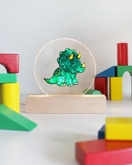 Du hast sie bestimmt schon mal gesehen: Diese stylischen, leuchtenden Acrylscheiben, die sofort ins Auge fallen. Das Beste daran ist, dass du diese leuchtenden Acrylbilder auch einfach selber machen kannst. Ein individuelles LED Acrylbild basteln ist nämlich viel einfacher, als es aussieht! LED Acrylbild basteln: 3 Kreative DIY Ideen auf Acrylglas - buntes led acrylbild mit windowcolor selbermachen 3