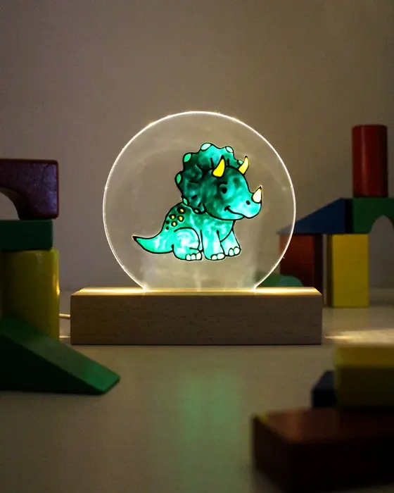 Du hast sie bestimmt schon mal gesehen: Diese stylischen, leuchtenden Acrylscheiben, die sofort ins Auge fallen. Das Beste daran ist, dass du diese leuchtenden Acrylbilder auch einfach selber machen kannst. Ein individuelles LED Acrylbild basteln ist nämlich viel einfacher, als es aussieht! LED Acrylbild basteln: 3 Kreative DIY Ideen auf Acrylglas - buntes led acrylbild mit windowcolor selbermachen 5