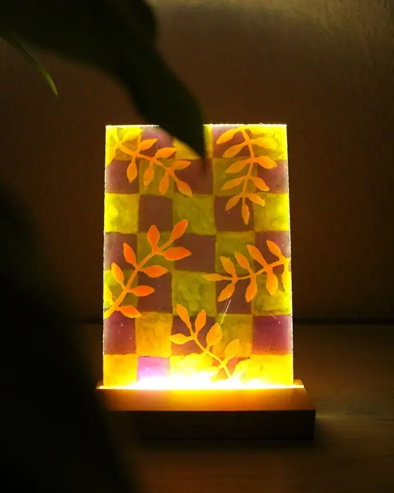 Du hast sie bestimmt schon mal gesehen: Diese stylischen, leuchtenden Acrylscheiben, die sofort ins Auge fallen. Das Beste daran ist, dass du diese leuchtenden Acrylbilder auch einfach selber machen kannst. Ein individuelles LED Acrylbild basteln ist nämlich viel einfacher, als es aussieht! LED Acrylbild basteln: 3 Kreative DIY Ideen auf Acrylglas - buntes led acrylbild mit windowcolor selbermachen 6