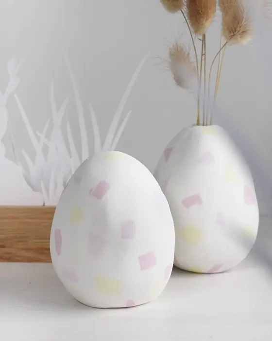 Ostern steht vor der Tür und falls du dieses Jahr Lust auf etwas Neues hast, hab ich was für dich: Ich habe moderne Terrazzo Ostereier gebastelt! Ich liebe diesen Trend total, weil die Ergebnisse immer edel aussehen, egal ob mit knallig bunten oder dezenteren Terrazzo-Splittern. DIY Osterdeko: Terrazzo Ostereier basteln aus Modelliermasse | Tinkerhome - Einfache DIYs für dein Zuhause