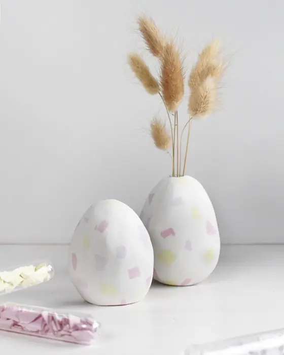 Ostern steht vor der Tür und falls du dieses Jahr Lust auf etwas Neues hast, hab ich was für dich: Ich habe moderne Terrazzo Ostereier gebastelt! Ich liebe diesen Trend total, weil die Ergebnisse immer edel aussehen, egal ob mit knallig bunten oder dezenteren Terrazzo-Splittern. DIY Terrazzo Ostereier basteln aus Modelliermasse | Tinkerhome - Einfache DIYs für dein Zuhause
