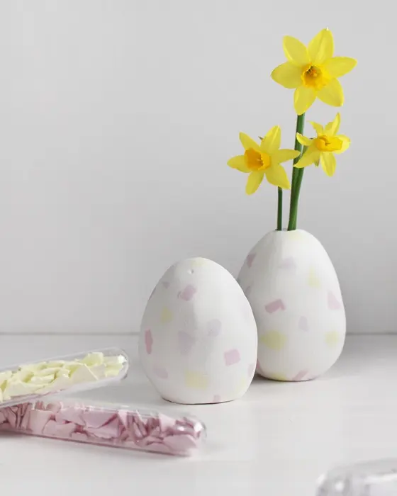 Ostern steht vor der Tür und falls du dieses Jahr Lust auf etwas Neues hast, hab ich was für dich: Ich habe moderne Terrazzo Ostereier gebastelt! Ich liebe diesen Trend total, weil die Ergebnisse immer edel aussehen, egal ob mit knallig bunten oder dezenteren Terrazzo-Splittern. DIY Terrazzo Ostereier aus Modelliermasse selber machen | Tinkerhome - Einfache DIYs für dein Zuhause