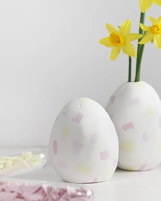 Ostern steht vor der Tür und falls du dieses Jahr Lust auf etwas Neues hast, hab ich was für dich: Ich habe moderne Terrazzo Ostereier gebastelt! Ich liebe diesen Trend total, weil die Ergebnisse immer edel aussehen, egal ob mit knallig bunten oder dezenteren Terrazzo-Splittern. DIY Terrazzo Ostereier aus Modelliermasse selber machen | Tinkerhome - Einfache DIYs für dein Zuhause