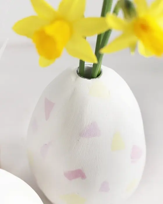 Ostern steht vor der Tür und falls du dieses Jahr Lust auf etwas Neues hast, hab ich was für dich: Ich habe moderne Terrazzo Ostereier gebastelt! Ich liebe diesen Trend total, weil die Ergebnisse immer edel aussehen, egal ob mit knallig bunten oder dezenteren Terrazzo-Splittern. DIY Terrazzo Ostereier aus Modelliermasse selber machen | Tinkerhome - Einfache DIYs für dein Zuhause