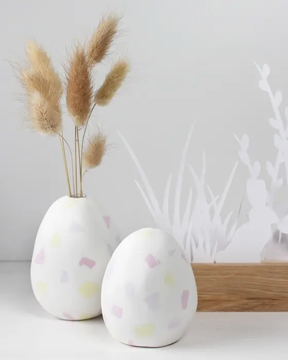 Ostern steht vor der Tür und falls du dieses Jahr Lust auf etwas Neues hast, hab ich was für dich: Ich habe moderne Terrazzo Ostereier gebastelt! Ich liebe diesen Trend total, weil die Ergebnisse immer edel aussehen, egal ob mit knallig bunten oder dezenteren Terrazzo-Splittern. DIY Terrazzo Ostereier basteln: Osterdeko aus Modelliermasse - diy terrazzo ostereier selber machen 2