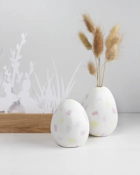 Ostern steht vor der Tür und falls du dieses Jahr Lust auf etwas Neues hast, hab ich was für dich: Ich habe moderne Terrazzo Ostereier gebastelt! Ich liebe diesen Trend total, weil die Ergebnisse immer edel aussehen, egal ob mit knallig bunten oder dezenteren Terrazzo-Splittern. DIY Osterdeko: Terrazzo Ostereier aus Modelliermasse selber machen | Tinkerhome - Einfache DIYs für dein Zuhause