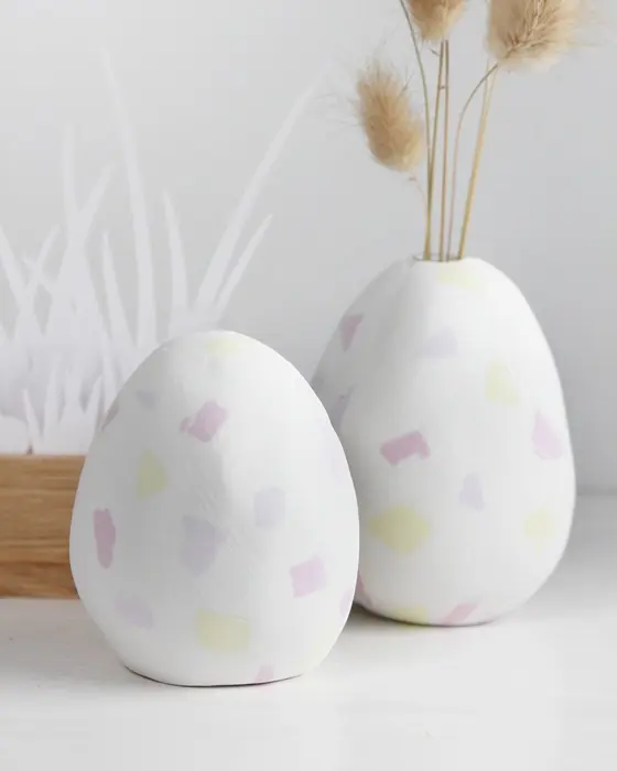 Ostern steht vor der Tür und falls du dieses Jahr Lust auf etwas Neues hast, hab ich was für dich: Ich habe moderne Terrazzo Ostereier gebastelt! Ich liebe diesen Trend total, weil die Ergebnisse immer edel aussehen, egal ob mit knallig bunten oder dezenteren Terrazzo-Splittern. DIY Terrazzo Ostereier aus Modelliermasse selber machen | Tinkerhome - Einfache DIYs für dein Zuhause