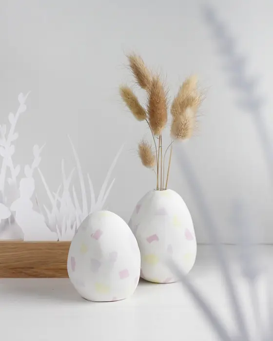 Ostern steht vor der Tür und falls du dieses Jahr Lust auf etwas Neues hast, hab ich was für dich: Ich habe moderne Terrazzo Ostereier gebastelt! Ich liebe diesen Trend total, weil die Ergebnisse immer edel aussehen, egal ob mit knallig bunten oder dezenteren Terrazzo-Splittern. DIY Terrazzo Ostereier basteln aus Modelliermasse | Tinkerhome - Einfache DIYs für dein Zuhause