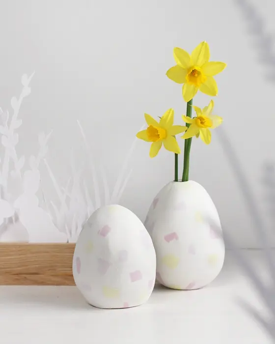 Ostern steht vor der Tür und falls du dieses Jahr Lust auf etwas Neues hast, hab ich was für dich: Ich habe moderne Terrazzo Ostereier gebastelt! Ich liebe diesen Trend total, weil die Ergebnisse immer edel aussehen, egal ob mit knallig bunten oder dezenteren Terrazzo-Splittern. DIY Osterdeko: Terrazzo Ostereier basteln aus Modelliermasse | Tinkerhome - Einfache DIYs für dein Zuhause