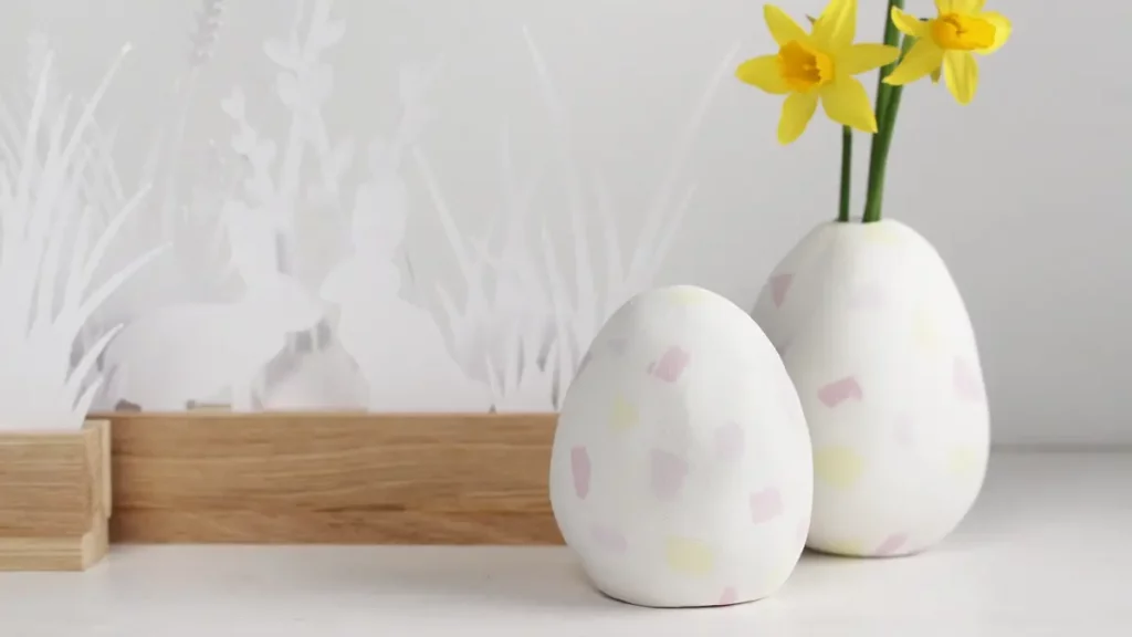 Ostern steht vor der Tür und falls du dieses Jahr Lust auf etwas Neues hast, hab ich was für dich: Ich habe moderne Terrazzo Ostereier gebastelt! Ich liebe diesen Trend total, weil die Ergebnisse immer edel aussehen, egal ob mit knallig bunten oder dezenteren Terrazzo-Splittern. DIY Terrazzo Ostereier basteln aus Modelliermasse | Tinkerhome - Einfache DIYs für dein Zuhause