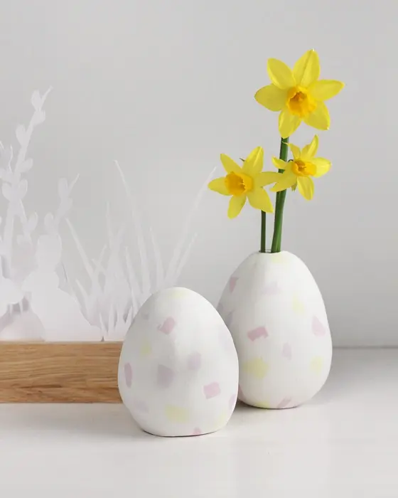 Ostern steht vor der Tür und falls du dieses Jahr Lust auf etwas Neues hast, hab ich was für dich: Ich habe moderne Terrazzo Ostereier gebastelt! Ich liebe diesen Trend total, weil die Ergebnisse immer edel aussehen, egal ob mit knallig bunten oder dezenteren Terrazzo-Splittern. DIY Terrazzo Ostereier basteln: Osterdeko aus Modelliermasse - diy terrazzo ostereier selber machen 9