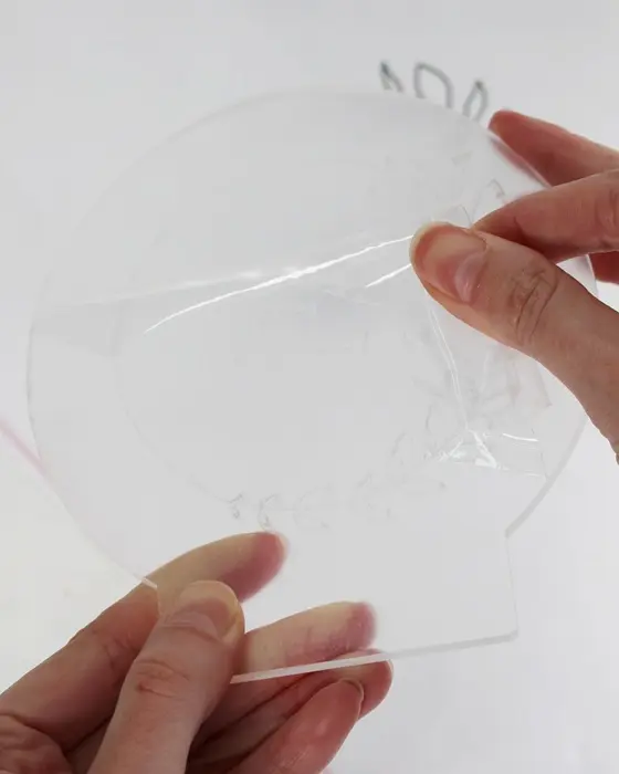 Du hast sie bestimmt schon mal gesehen: Diese stylischen, leuchtenden Acrylscheiben, die sofort ins Auge fallen. Das Beste daran ist, dass du diese leuchtenden Acrylbilder auch einfach selber machen kannst. Ein individuelles LED Acrylbild basteln ist nämlich viel einfacher, als es aussieht! LED Acrylbild basteln: 3 Kreative DIY Ideen auf Acrylglas - led acrylbild acrylglas gravieren 11