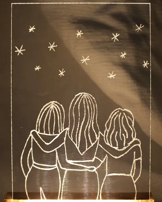 Du hast sie bestimmt schon mal gesehen: Diese stylischen, leuchtenden Acrylscheiben, die sofort ins Auge fallen. Das Beste daran ist, dass du diese leuchtenden Acrylbilder auch einfach selber machen kannst. Ein individuelles LED Acrylbild basteln ist nämlich viel einfacher, als es aussieht! LED Acrylbild basteln: 3 Kreative DIY Ideen auf Acrylglas - led acrylbild acrylglas gravieren 4