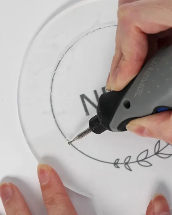 Du hast sie bestimmt schon mal gesehen: Diese stylischen, leuchtenden Acrylscheiben, die sofort ins Auge fallen. Das Beste daran ist, dass du diese leuchtenden Acrylbilder auch einfach selber machen kannst. Ein individuelles LED Acrylbild basteln ist nämlich viel einfacher, als es aussieht! LED Acrylbild basteln: 3 Kreative DIY Ideen auf Acrylglas - led acrylbild acrylglas gravieren 7