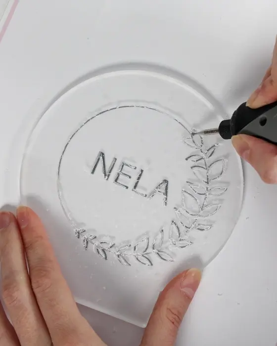 Du hast sie bestimmt schon mal gesehen: Diese stylischen, leuchtenden Acrylscheiben, die sofort ins Auge fallen. Das Beste daran ist, dass du diese leuchtenden Acrylbilder auch einfach selber machen kannst. Ein individuelles LED Acrylbild basteln ist nämlich viel einfacher, als es aussieht! LED Acrylbild basteln: 3 Kreative DIY Ideen auf Acrylglas - led acrylbild acrylglas gravieren 8