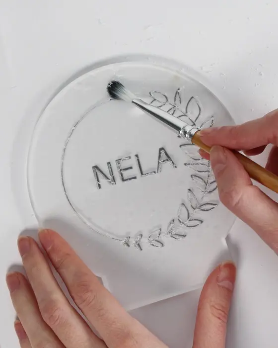 Du hast sie bestimmt schon mal gesehen: Diese stylischen, leuchtenden Acrylscheiben, die sofort ins Auge fallen. Das Beste daran ist, dass du diese leuchtenden Acrylbilder auch einfach selber machen kannst. Ein individuelles LED Acrylbild basteln ist nämlich viel einfacher, als es aussieht! LED Acrylbild basteln: 3 Kreative DIY Ideen auf Acrylglas - led acrylbild acrylglas gravieren 9