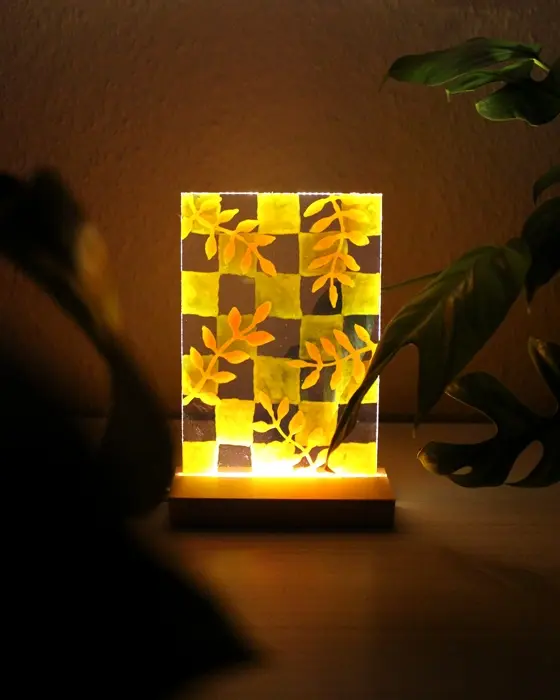 Du hast sie bestimmt schon mal gesehen: Diese stylischen, leuchtenden Acrylscheiben, die sofort ins Auge fallen. Das Beste daran ist, dass du diese leuchtenden Acrylbilder auch einfach selber machen kannst. Ein individuelles LED Acrylbild basteln ist nämlich viel einfacher, als es aussieht! LED Acrylbild basteln: 3 Kreative DIY Ideen auf Acrylglas - led acrylbild mit windowcolor basteln 1