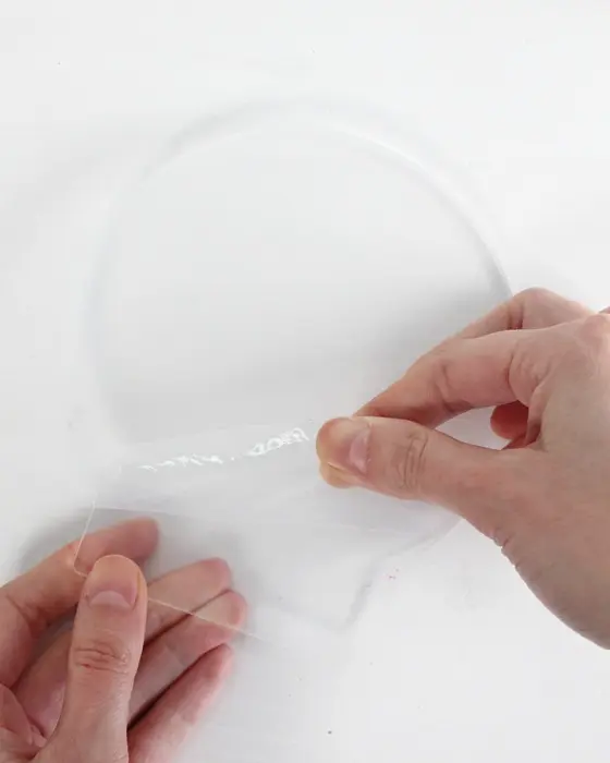 Du hast sie bestimmt schon mal gesehen: Diese stylischen, leuchtenden Acrylscheiben, die sofort ins Auge fallen. Das Beste daran ist, dass du diese leuchtenden Acrylbilder auch einfach selber machen kannst. Ein individuelles LED Acrylbild basteln ist nämlich viel einfacher, als es aussieht! LED Acrylbild basteln: 3 Kreative DIY Ideen auf Acrylglas - led acrylbild mit windowcolor basteln 2