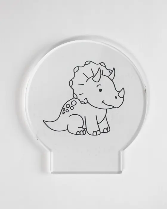 Du hast sie bestimmt schon mal gesehen: Diese stylischen, leuchtenden Acrylscheiben, die sofort ins Auge fallen. Das Beste daran ist, dass du diese leuchtenden Acrylbilder auch einfach selber machen kannst. Ein individuelles LED Acrylbild basteln ist nämlich viel einfacher, als es aussieht! LED Acrylbild basteln: 3 Kreative DIY Ideen auf Acrylglas - led acrylbild mit windowcolor basteln 3