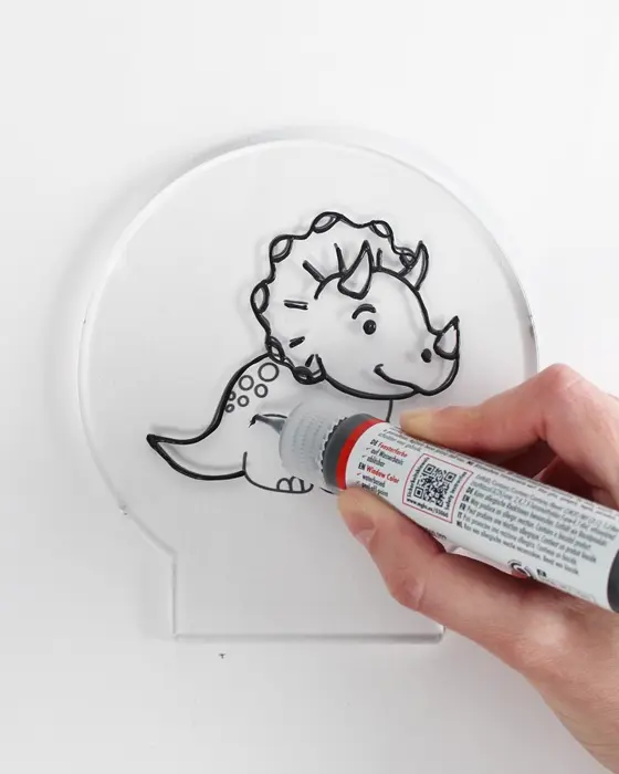 Du hast sie bestimmt schon mal gesehen: Diese stylischen, leuchtenden Acrylscheiben, die sofort ins Auge fallen. Das Beste daran ist, dass du diese leuchtenden Acrylbilder auch einfach selber machen kannst. Ein individuelles LED Acrylbild basteln ist nämlich viel einfacher, als es aussieht! LED Acrylbild basteln: 3 Kreative DIY Ideen auf Acrylglas - led acrylbild mit windowcolor basteln 4