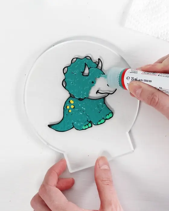 Du hast sie bestimmt schon mal gesehen: Diese stylischen, leuchtenden Acrylscheiben, die sofort ins Auge fallen. Das Beste daran ist, dass du diese leuchtenden Acrylbilder auch einfach selber machen kannst. Ein individuelles LED Acrylbild basteln ist nämlich viel einfacher, als es aussieht! LED Acrylbild basteln: 3 Kreative DIY Ideen auf Acrylglas - led acrylbild mit windowcolor basteln 5