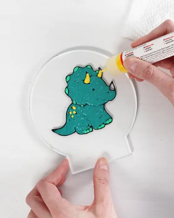 Du hast sie bestimmt schon mal gesehen: Diese stylischen, leuchtenden Acrylscheiben, die sofort ins Auge fallen. Das Beste daran ist, dass du diese leuchtenden Acrylbilder auch einfach selber machen kannst. Ein individuelles LED Acrylbild basteln ist nämlich viel einfacher, als es aussieht! LED Acrylbild basteln: 3 Kreative DIY Ideen auf Acrylglas - led acrylbild mit windowcolor basteln 6