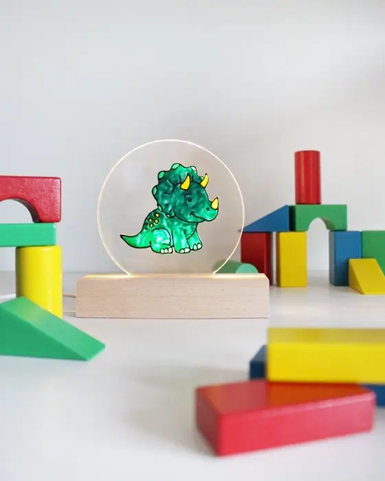 Du hast sie bestimmt schon mal gesehen: Diese stylischen, leuchtenden Acrylscheiben, die sofort ins Auge fallen. Das Beste daran ist, dass du diese leuchtenden Acrylbilder auch einfach selber machen kannst. Ein individuelles LED Acrylbild basteln ist nämlich viel einfacher, als es aussieht! LED Acrylbild basteln: 3 Kreative DIY Ideen auf Acrylglas - led acrylbild mit windowcolor basteln 7