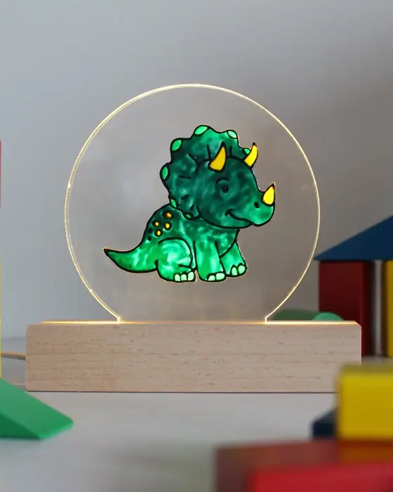 Du hast sie bestimmt schon mal gesehen: Diese stylischen, leuchtenden Acrylscheiben, die sofort ins Auge fallen. Das Beste daran ist, dass du diese leuchtenden Acrylbilder auch einfach selber machen kannst. Ein individuelles LED Acrylbild basteln ist nämlich viel einfacher, als es aussieht! LED Acrylbild basteln: 3 Kreative DIY Ideen auf Acrylglas - led acrylbild mit windowcolor basteln 8