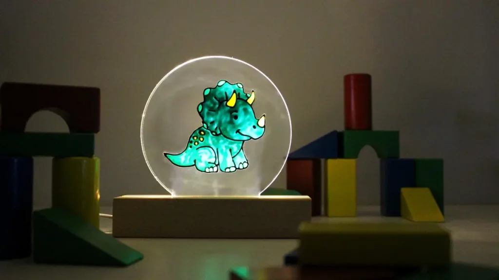 Du hast sie bestimmt schon mal gesehen: Diese stylischen, leuchtenden Acrylscheiben, die sofort ins Auge fallen. Das Beste daran ist, dass du diese leuchtenden Acrylbilder auch einfach selber machen kannst. Ein individuelles LED Acrylbild basteln ist nämlich viel einfacher, als es aussieht! LED Acrylbild basteln: 3 Kreative DIY Ideen auf Acrylglas - led acrylbild mit windowcolor basteln 9