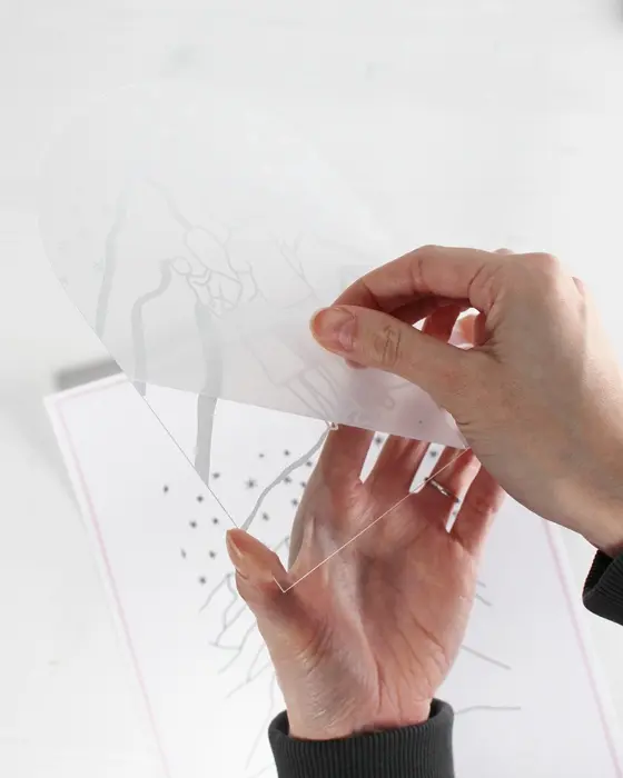 Du hast sie bestimmt schon mal gesehen: Diese stylischen, leuchtenden Acrylscheiben, die sofort ins Auge fallen. Das Beste daran ist, dass du diese leuchtenden Acrylbilder auch einfach selber machen kannst. Ein individuelles LED Acrylbild basteln ist nämlich viel einfacher, als es aussieht! LED Acrylbild basteln: 3 Kreative DIY Ideen auf Acrylglas - led acrylbild selbermachen 1