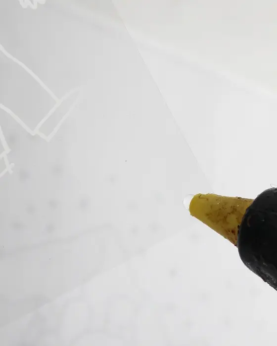 Du hast sie bestimmt schon mal gesehen: Diese stylischen, leuchtenden Acrylscheiben, die sofort ins Auge fallen. Das Beste daran ist, dass du diese leuchtenden Acrylbilder auch einfach selber machen kannst. Ein individuelles LED Acrylbild basteln ist nämlich viel einfacher, als es aussieht! LED Acrylbild selbermachen | Tinkerhome - Einfache DIYs für dein Zuhause