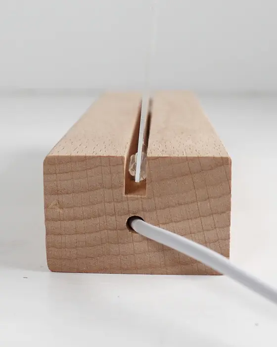 Du hast sie bestimmt schon mal gesehen: Diese stylischen, leuchtenden Acrylscheiben, die sofort ins Auge fallen. Das Beste daran ist, dass du diese leuchtenden Acrylbilder auch einfach selber machen kannst. Ein individuelles LED Acrylbild basteln ist nämlich viel einfacher, als es aussieht! LED Acrylbild selbermachen | Tinkerhome - Einfache DIYs für dein Zuhause