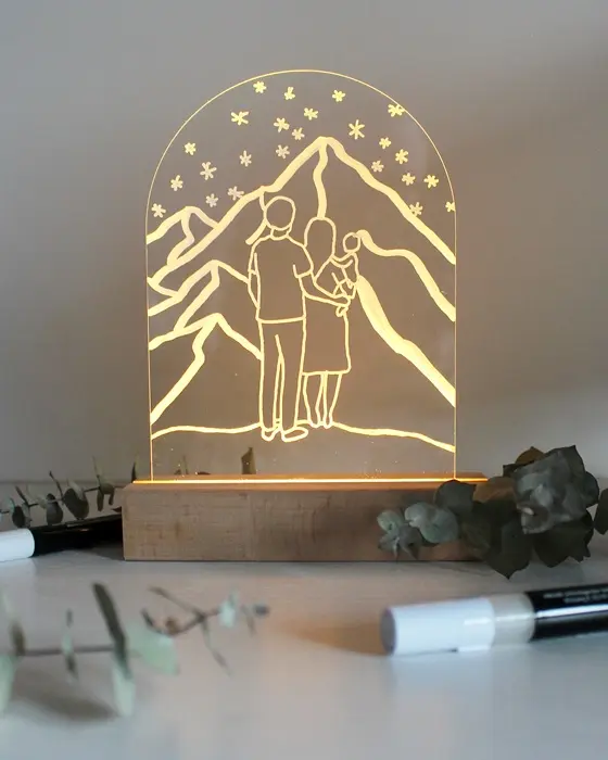 Du hast sie bestimmt schon mal gesehen: Diese stylischen, leuchtenden Acrylscheiben, die sofort ins Auge fallen. Das Beste daran ist, dass du diese leuchtenden Acrylbilder auch einfach selber machen kannst. Ein individuelles LED Acrylbild basteln ist nämlich viel einfacher, als es aussieht! LED Acrylbild basteln: 3 Kreative DIY Ideen auf Acrylglas - leuchtendes acrylbild basteln 7