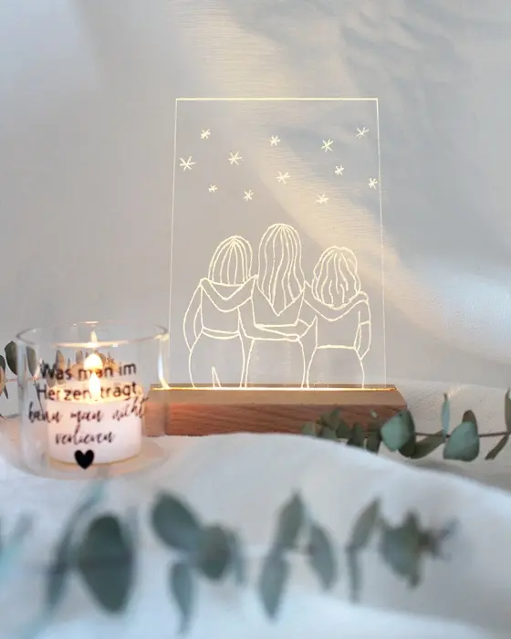 Du hast sie bestimmt schon mal gesehen: Diese stylischen, leuchtenden Acrylscheiben, die sofort ins Auge fallen. Das Beste daran ist, dass du diese leuchtenden Acrylbilder auch einfach selber machen kannst. Ein individuelles LED Acrylbild basteln ist nämlich viel einfacher, als es aussieht! LED Acrylbild basteln: 3 Kreative DIY Ideen auf Acrylglas - leuchtendes acrylbild selbermachen acrylglas gravieren 1