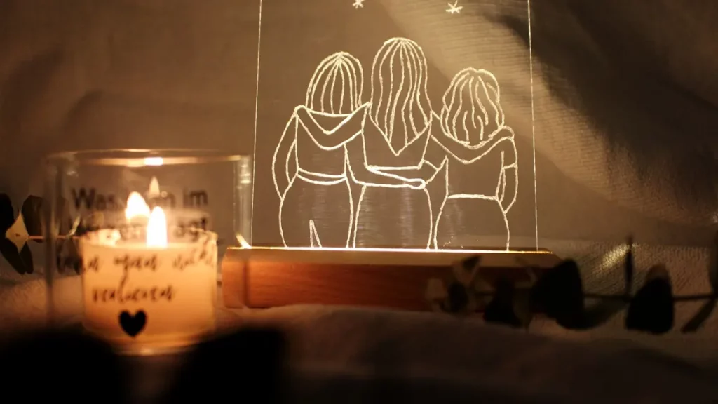 Du hast sie bestimmt schon mal gesehen: Diese stylischen, leuchtenden Acrylscheiben, die sofort ins Auge fallen. Das Beste daran ist, dass du diese leuchtenden Acrylbilder auch einfach selber machen kannst. Ein individuelles LED Acrylbild basteln ist nämlich viel einfacher, als es aussieht! LED Acrylbild basteln: 3 Kreative DIY Ideen auf Acrylglas - leuchtendes acrylbild selbermachen acrylglas gravieren 11