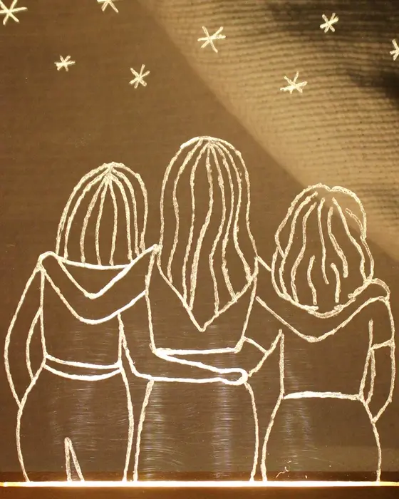 Bist du auf der Suche nach passenden Geschenkideen für Trauernde? Oft ist es gar nicht so leicht, die richtigen Worte oder ein passendes Mitbringsel zu finden. In diesem Beitrag möchte ich dir zeigen, wie du Trauergeschenke selber machen kannst, die wirklich von Herzen kommen. Ein beplottetes Windlicht mit einem tröstenden Spruch spendet in dunklen Stunden buchstäblich Wärme. Kombiniert mit einer individuell gravierten LED-Acrylscheibe, schaffst du einen persönlichen Gedenkort für Zuhause, der die Erinnerung lebendig hält. LED Acrylbild basteln - Acrylglas gravieren | Tinkerhome - Einfache DIYs für dein Zuhause