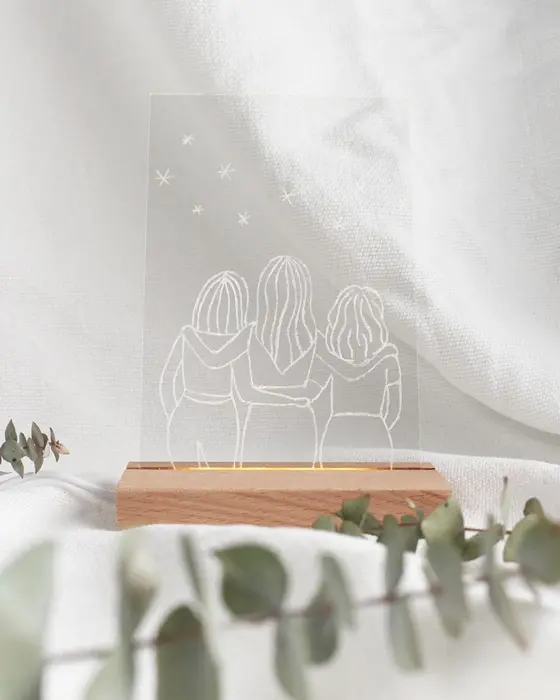 Bist du auf der Suche nach passenden Geschenkideen für Trauernde? Oft ist es gar nicht so leicht, die richtigen Worte oder ein passendes Mitbringsel zu finden. In diesem Beitrag möchte ich dir zeigen, wie du Trauergeschenke selber machen kannst, die wirklich von Herzen kommen. Ein beplottetes Windlicht mit einem tröstenden Spruch spendet in dunklen Stunden buchstäblich Wärme. Kombiniert mit einer individuell gravierten LED-Acrylscheibe, schaffst du einen persönlichen Gedenkort für Zuhause, der die Erinnerung lebendig hält. LED Acrylbild basteln - Acrylglas gravieren | Tinkerhome - Einfache DIYs für dein Zuhause