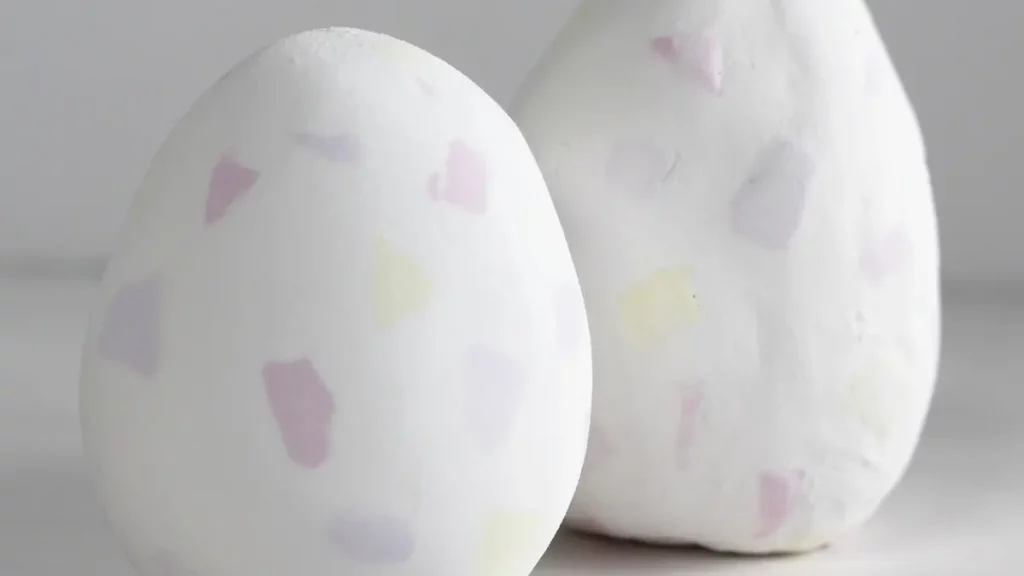 Ostern steht vor der Tür und falls du dieses Jahr Lust auf etwas Neues hast, hab ich was für dich: Ich habe moderne Terrazzo Ostereier gebastelt! Ich liebe diesen Trend total, weil die Ergebnisse immer edel aussehen, egal ob mit knallig bunten oder dezenteren Terrazzo-Splittern. DIY Terrazzo Ostereier basteln: Osterdeko aus Modelliermasse - terrazzo osterei basteln 7