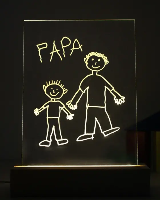 Du bist noch auf der Suche nach einem Geschenk zum Vatertag? Ich zeige dir 7 tolle Ideen, die sich auch noch Last Minute umsetzen lassen. Ich habe einige der Geschenke in den letzten Jahren bereits selber verschenkt und mein Vater hat sich sehr gefreut. Die meisten Ideen lassen sich auch gemeinsam mit Kindern umsetzen. Vatertagsgeschenk basteln - LED Acrylbild selbermachen