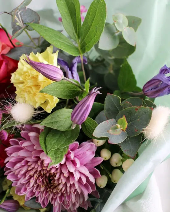 Bist du auf der Suche nach passenden Geschenkideen für Trauernde? Oft ist es gar nicht so leicht, die richtigen Worte oder ein passendes Mitbringsel zu finden. In diesem Beitrag möchte ich dir zeigen, wie du Trauergeschenke selber machen kannst, die wirklich von Herzen kommen. Ein beplottetes Windlicht mit einem tröstenden Spruch spendet in dunklen Stunden buchstäblich Wärme. Kombiniert mit einer individuell gravierten LED-Acrylscheibe, schaffst du einen persönlichen Gedenkort für Zuhause, der die Erinnerung lebendig hält. Geschenke für Trauernde: 4 Ideen, wie du einfühlsame Trauergeschenke selber machen kannst - bunte blumen trauergeschenke 3