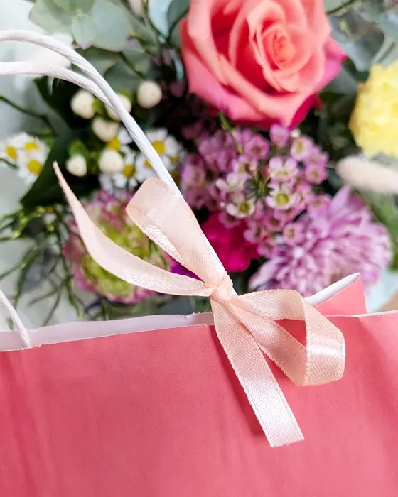 Bist du auf der Suche nach passenden Geschenkideen für Trauernde? Oft ist es gar nicht so leicht, die richtigen Worte oder ein passendes Mitbringsel zu finden. In diesem Beitrag möchte ich dir zeigen, wie du Trauergeschenke selber machen kannst, die wirklich von Herzen kommen. Ein beplottetes Windlicht mit einem tröstenden Spruch spendet in dunklen Stunden buchstäblich Wärme. Kombiniert mit einer individuell gravierten LED-Acrylscheibe, schaffst du einen persönlichen Gedenkort für Zuhause, der die Erinnerung lebendig hält. Geschenke für Trauernde: 4 Ideen, wie du einfühlsame Trauergeschenke selber machen kannst - bunte blumen trauergeschenke 5